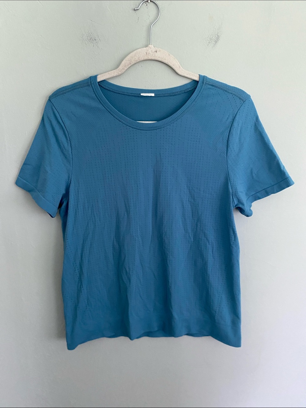 Athleta Women’s Blue Short Sleeve Perforated Tee Shirt Size Medium